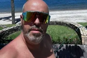 Alex Escobar posa de óculos escuros na praia Alex Escobar posa de óculos escuros na praia