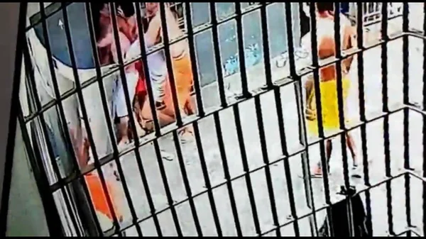 MT: câmeras flagram presos treinando para imobilizar policiais penais