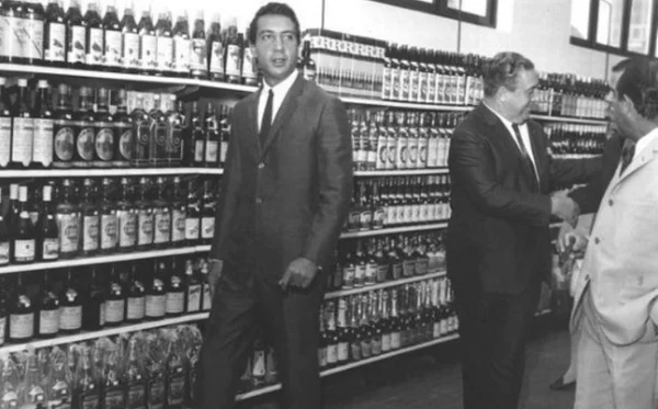 imagem em preto e branco Abilio Diniz quando jovem em supermercado da rede Pão de Açúcar - Metrópoles