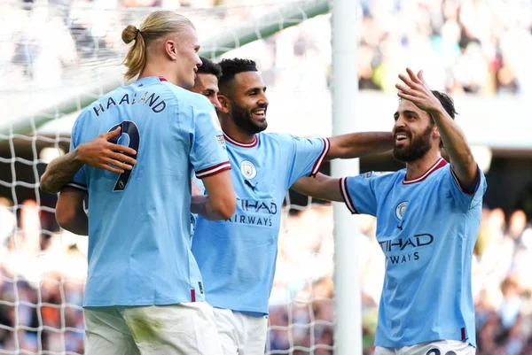 Manchester City goleia Southampton e assume liderança da Premier
