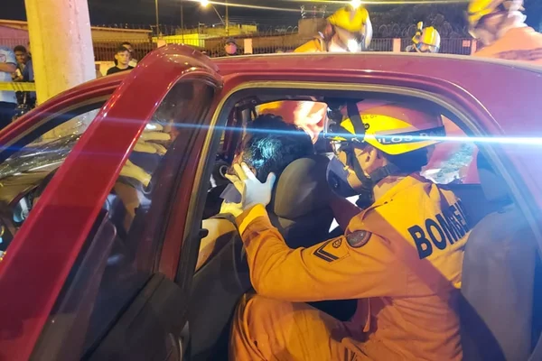 Motorista perde controle de carro, colide contra poste e deixa três feridos