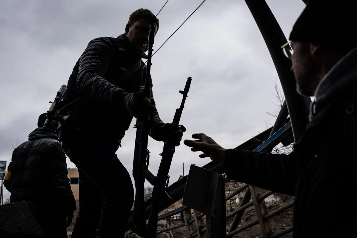Pessoas evacuam a cidade de Irpin, a noroeste de Kiev, no dia 10 da guerra Rússia-Ucrânia em 5 de março de 2022 Pessoas evacuam a cidade de Irpin, a noroeste de Kiev, no dia 10 da guerra Rússia-Ucrânia em 5 de março de 2022