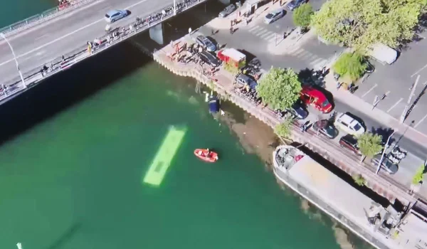 Ônibus cai em rio Sena na França