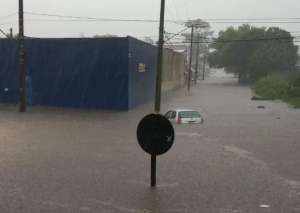 Carro inundado em Peruíbe