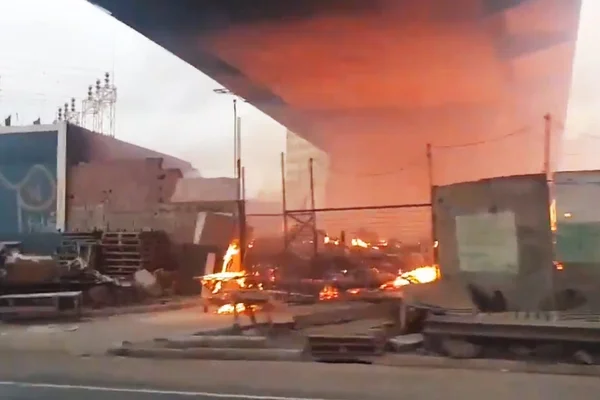 Incêndio atinge a ponte do Jaguaré na Marginal do Pinheiros