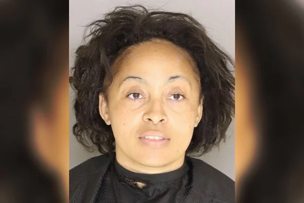 mulher acusada de lamber coisas no mercado