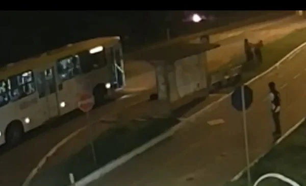 Vídeo. Após ser xingado, motorista bate em passageiro no DF
