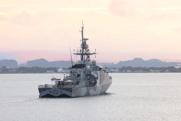 Imagem colorida mostra navio de guerra do Reino Unido - Metrópoles