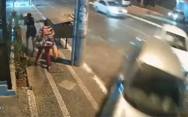 Vídeo. Mulheres escapam de atropelamento por carro descontrolado em GO