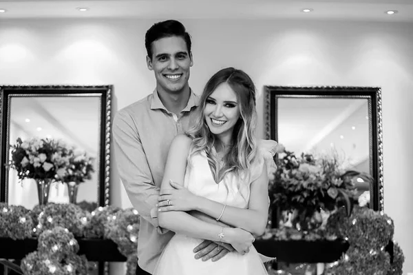Juliana Marques e Leonardo Bosque celebram noivado em festa intimista