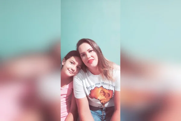 mulher e criança sorrindo