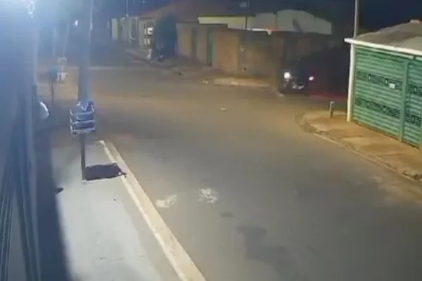 Trecho de uma câmera de segurança em que ladrão leva moto - Metrópoles