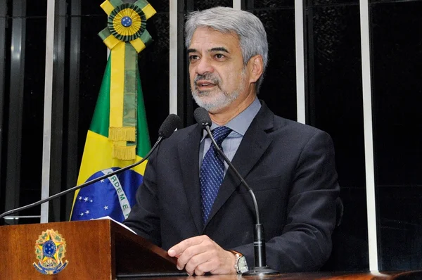 Senado pode cometer grave erro para a democracia, alerta senador