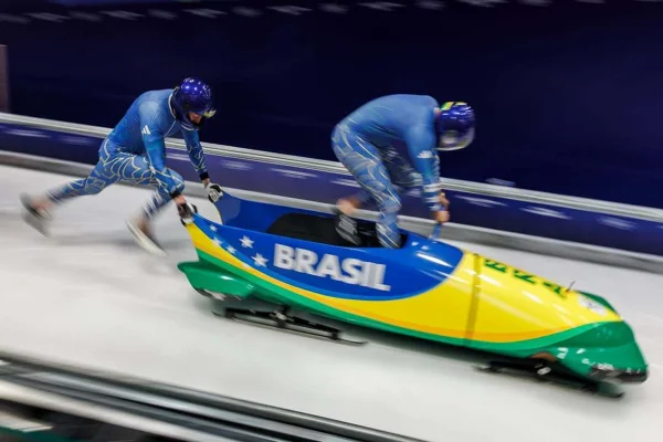Foto colorida do bobsled nas Olimpíadas de Inverno - Metrópoles