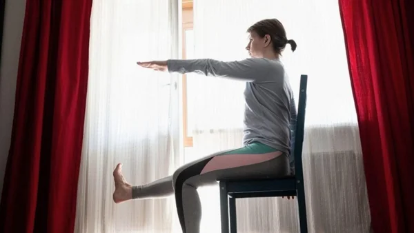Yoga na cadeira: prática ajuda no alongamento e reduz o estresse