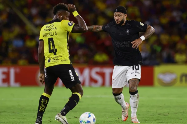 Foto colorida de Memphis Depay, do Corinthians, durante jogo contra o Barcelona de Guayaquil - Metrópoles