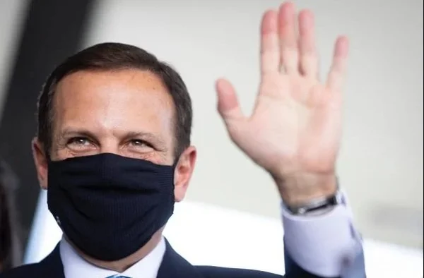 João Doria, governador de São Paulo. Ele veste terno e gravata e está de mascara - Metrópoles