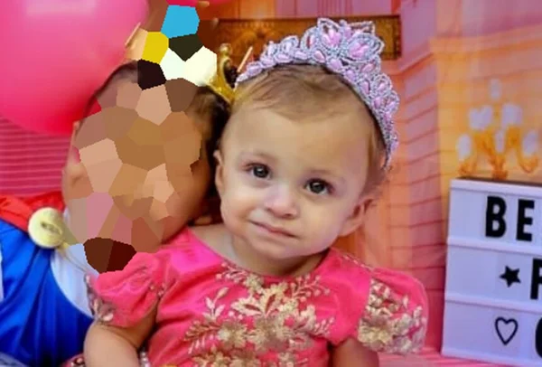 Em foto colorida criança branca com vestido rosa e coroa de princesa - Metrópoles