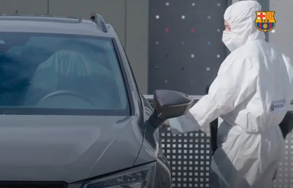 Carro de jogador do Barcelona sendo desinfectado