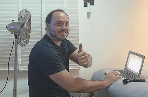 Bolsonaro e Carluxo perdem domínios de seus sites