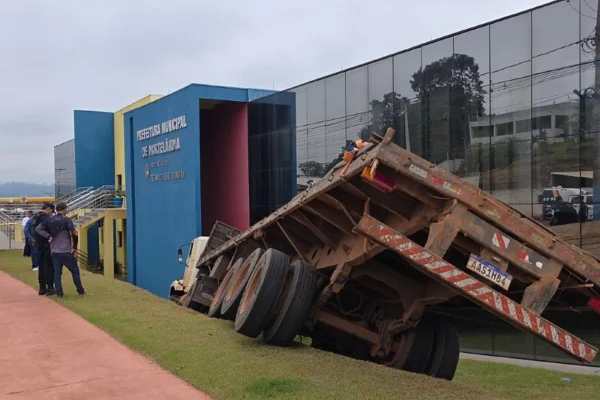 Imagem colorida,Carreta sem freio bate em prédio da Prefeitura de Nortelândia, em MT- Metrópoles
