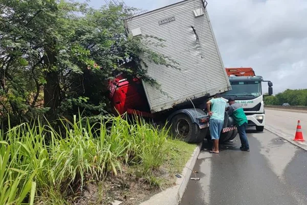 Imagem mostra caminhão que caiu em uma vala após motorista perder o controle do veículo - Metrópoles