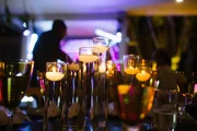 Velas iluminam o ambiente 