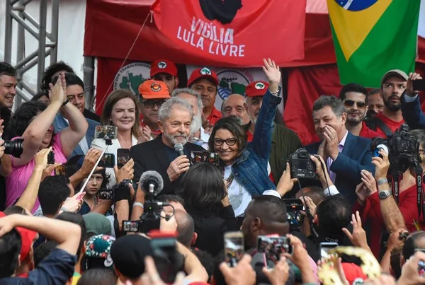 Bares dão desconto de 13% no dia de Lula Livre