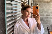 Aline Gotschalg faz selfie no espelho