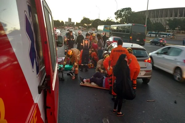 Atropelamento seguido de colisão deixa dois feridos no Eixo Monumental