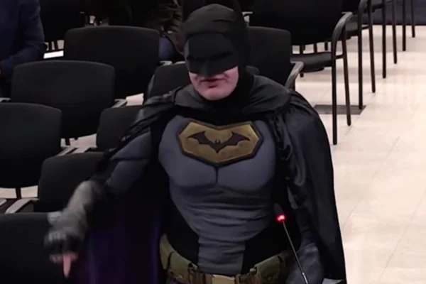 Homem vestido de Batman protesta contra o ICE em Câmara Municipal dos EUA