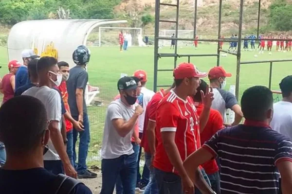 Torcedores do Náutico invadem o CT para cobrar jogadores