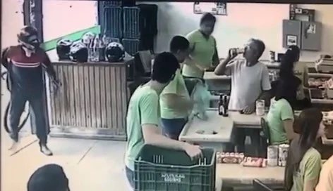 Homem anuncia assalto, é ignorado, desiste e vai embora