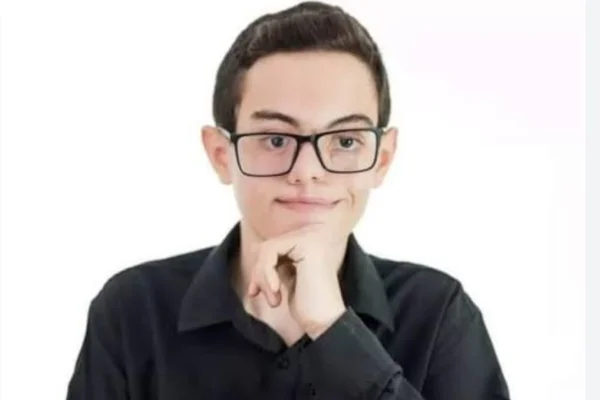 Imagem colorida de menino com condição que afeta a fala - Metrópoles