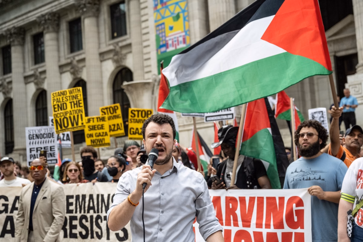 Juíza dos EUA manda deportar o líder pró-Palestina Mahmoud Khalil 1 O líder estudantil pró-Palestina Mahmoud Khalil em Nova York (Estados Unidos)