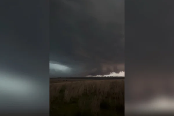 Imagem colorida mostra formação de supercelula em Alegrete, no Rio Grande do Sul - Metrópoles
