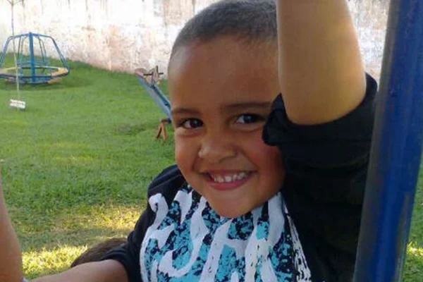 Menino morto pelo pai em colisão já havia sido vítima de agressão