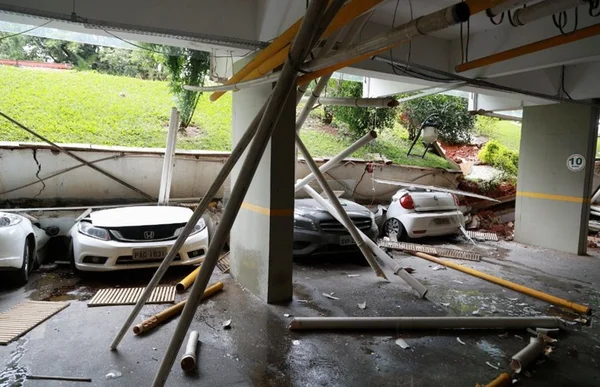 Sem água e luz, moradores deixam prédio na 210 Norte após desabamento. Veja novas imagens