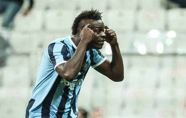 Balotelli provoca treinador rival