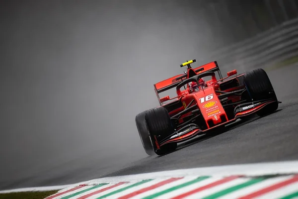 Na chuva, Charles Leclerc domina primeiro treino para o GP da Itália
