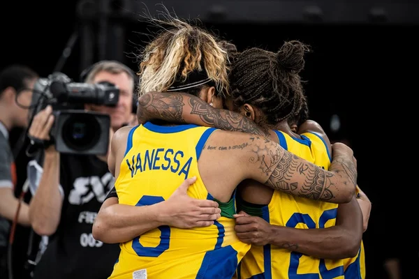 Seleção Brasileira de basquete 3x3 comemorando a classificação para as oitavas de final no Mundial - Metrópoles