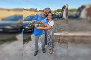 Rui comemorando a conquista ao lado da esposa, Sônia Maria de Souza, 64 anos