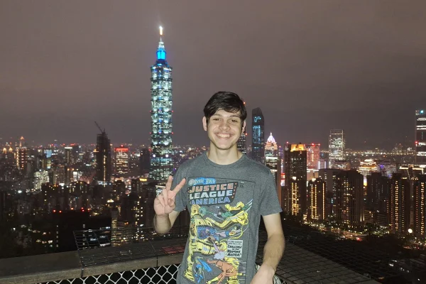 Imagem colorida de aluno de etec que mora no exterior