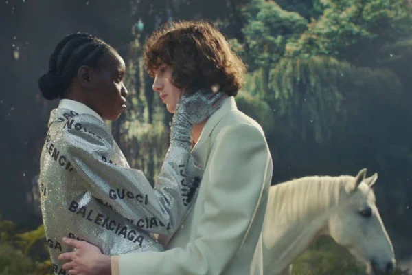 Look da coleção Aria, da Gucci, com peça de collab com a Balenciaga
