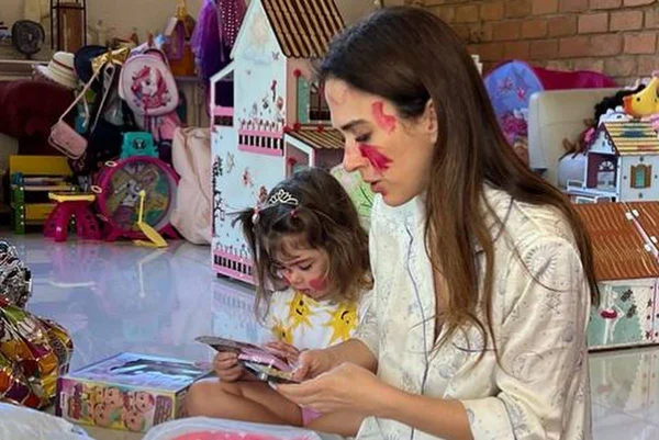 Foto colorida de Tata Werneck com a filha - Metrópoles