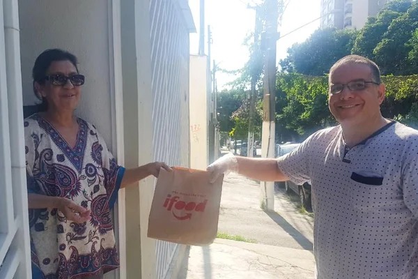 Talal Al-Tinawi, refugiado sírio, doa marmitas a idosos em São Paulo
