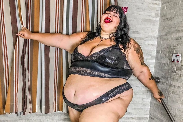 Nua, Thais Carla diz: “Não somos menos bonitas porque somos gordas”