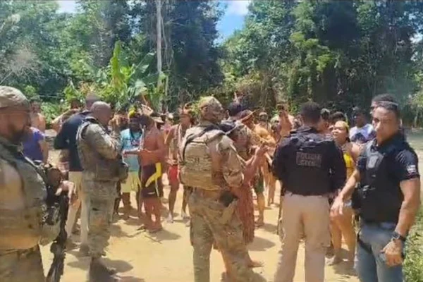 Imagem colorida de operação policial na Bahia contra indígenas - Metrópoles