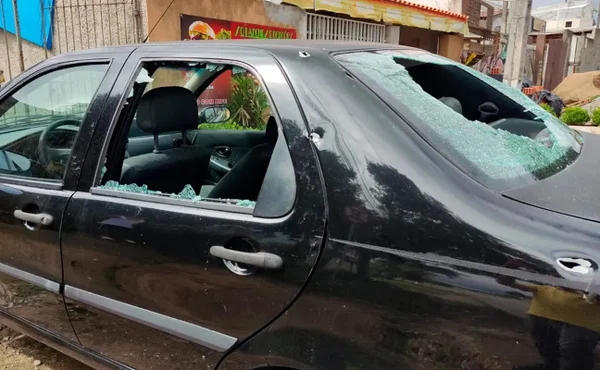Na imagem, foto do estrago deixado pelas balas no carro