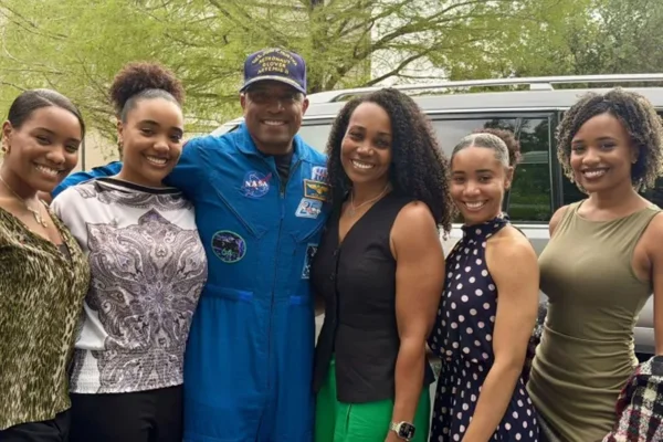 Imagem colorida do astronauta Victor Glover com a família